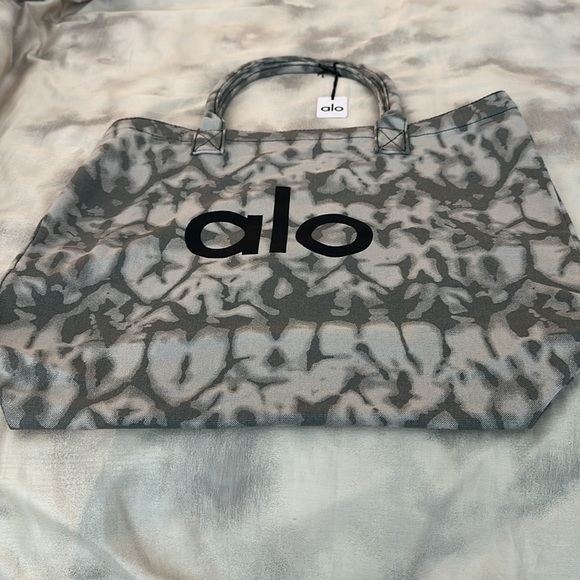 ALO = Air, Land & Ocean. Carry-it-all Tie Dye Shopper - Picture 6 of 8